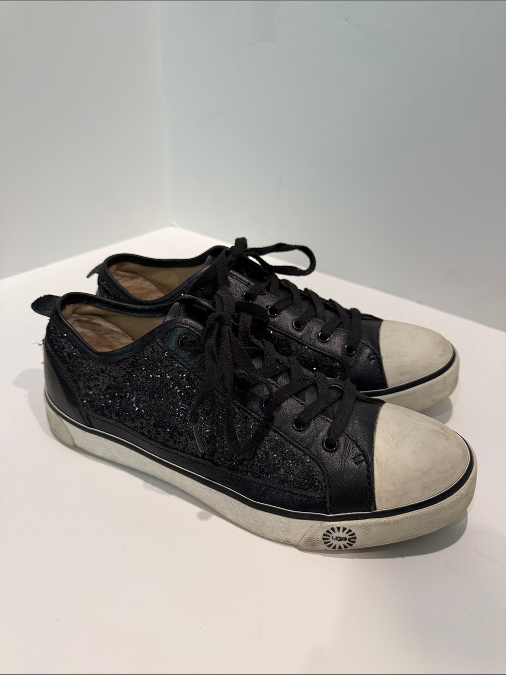 Ugg Australia women’s 9.5 Black Glitter Low-Top Sneakers tennis shoes lined 40.5